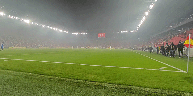 Yangın çıktı stad duman altında kaldı!
