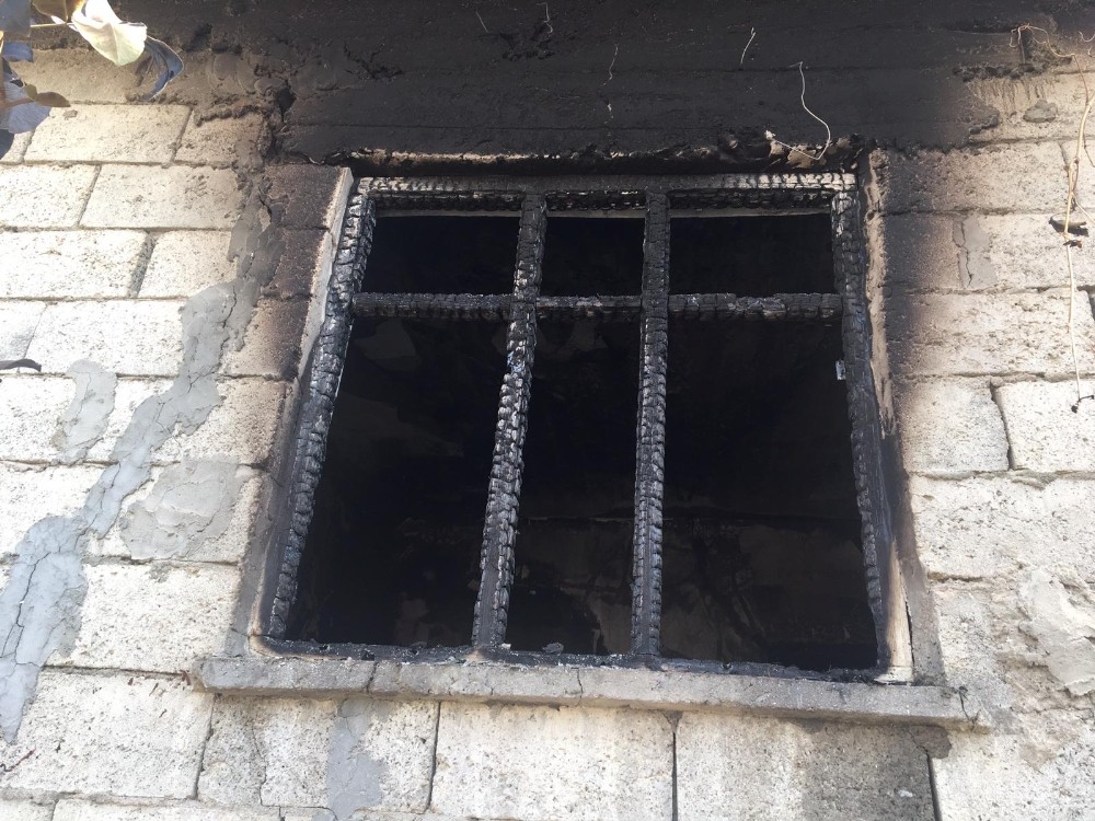 Yangın, evi kullanılamaz hale getirdi 