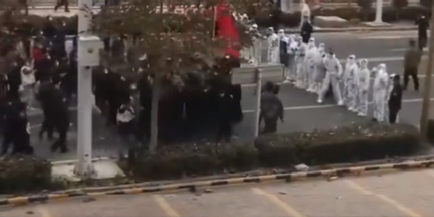 Yangın felaketinden sonra Uygur Türkleri ayağa kalktı! "Karantinaya hayır" eylemi