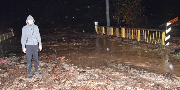 Yangın felaketini yaşayan Antalya şimdi de sele teslim oldu! Sular köprüleri aştı, iki mahalleye ulaşım kapatıldı