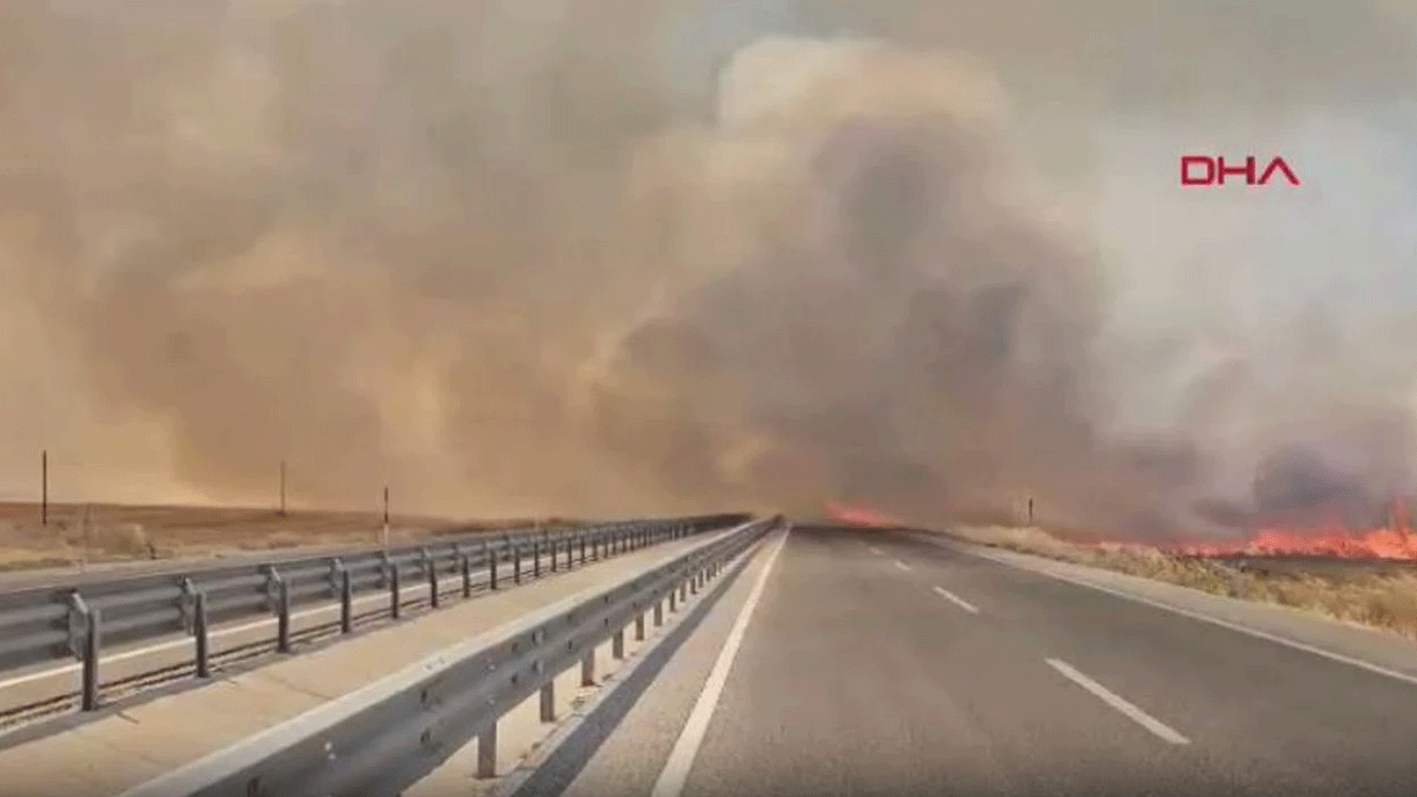 Yangın nedeniyle kara yolu ulaşıma kapatıldı