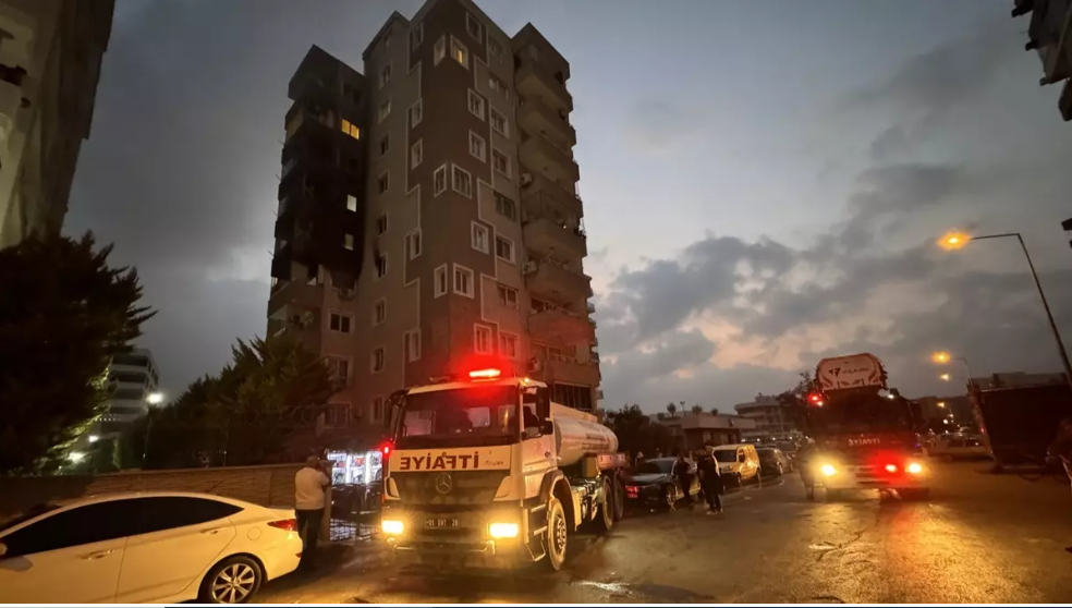 Yangın sırasında pencereden sarkınca düşen kişi hayatını kaybetti