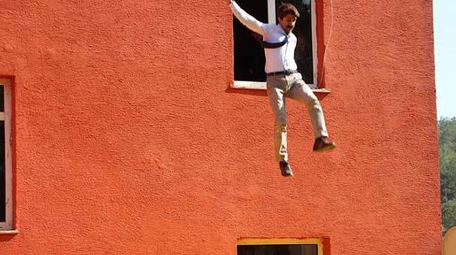 Yangın tatbikatında öğretmenler ikinci kattan atladı