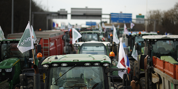 Yangın yerine dönen Fransa için endişeliyiz! Macron binlerce polisi sokağa döktü