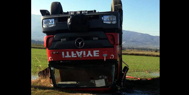 Yangına giden itfaiye aracı kaza yaptı, 3 itfaiye eri yaralandı