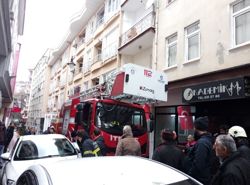 Yangına giden itfaiye araçları hatalı parklardan sokağa giremedi 