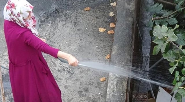 Yangına hortumla önlem aldı