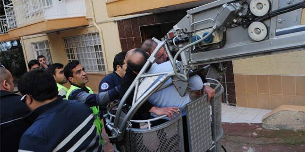 Yangına müdahale eden ekibe köpek engeli