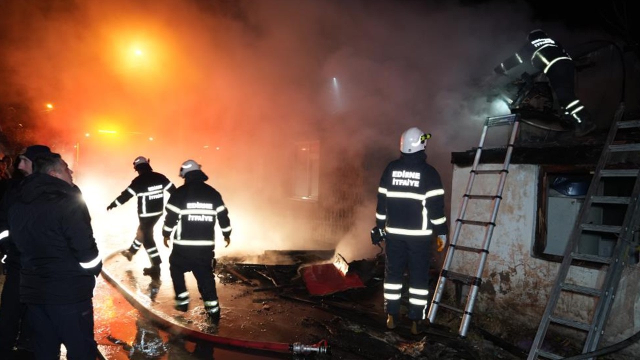 Yangına uykuda yakalanan 83 yaşındaki kadın kurtarıldı