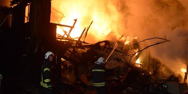 Yangında 2 katlı ahşap ev kullanılamaz hale geldi