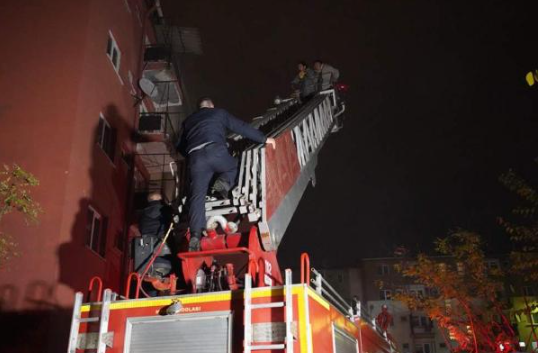 Yangında 3 kişi mahsur kaldı! 7 daire hasar gördü