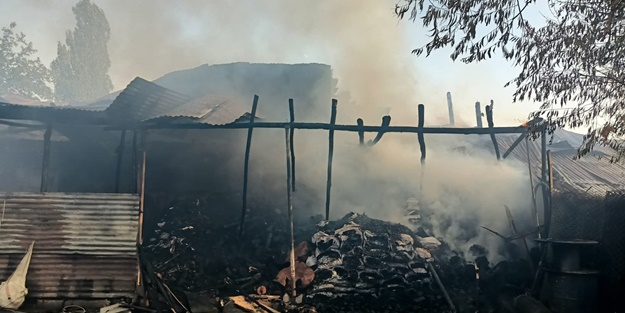 Yangında 6 ahır kullanılamaz hale geldi