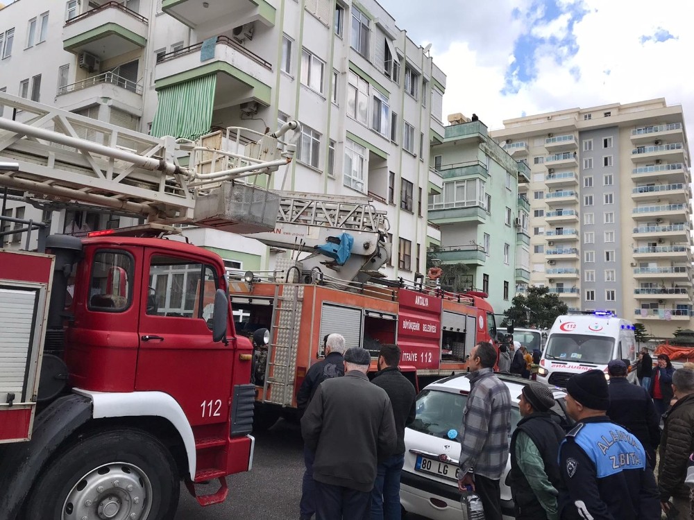 Yangında alevlerin arasında kalan ev sahibi yaralandı 