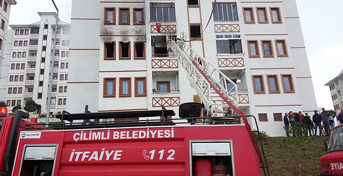 Yangında baba ve 3 çocuğu dumandan etkilendi