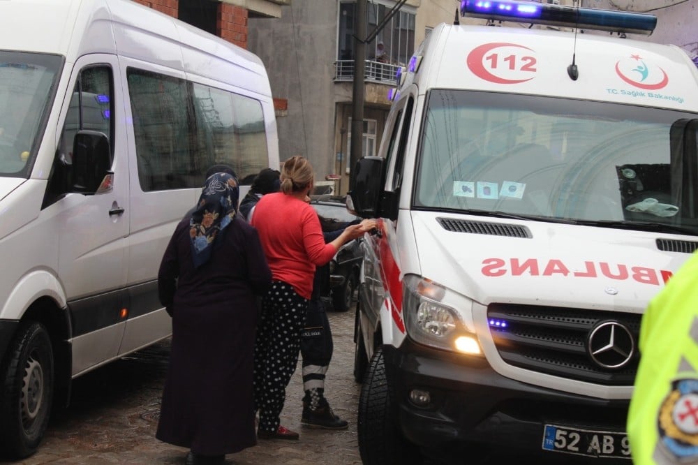 Yangında balkonda mahsur kalan kadını itfaiye kurtardı 