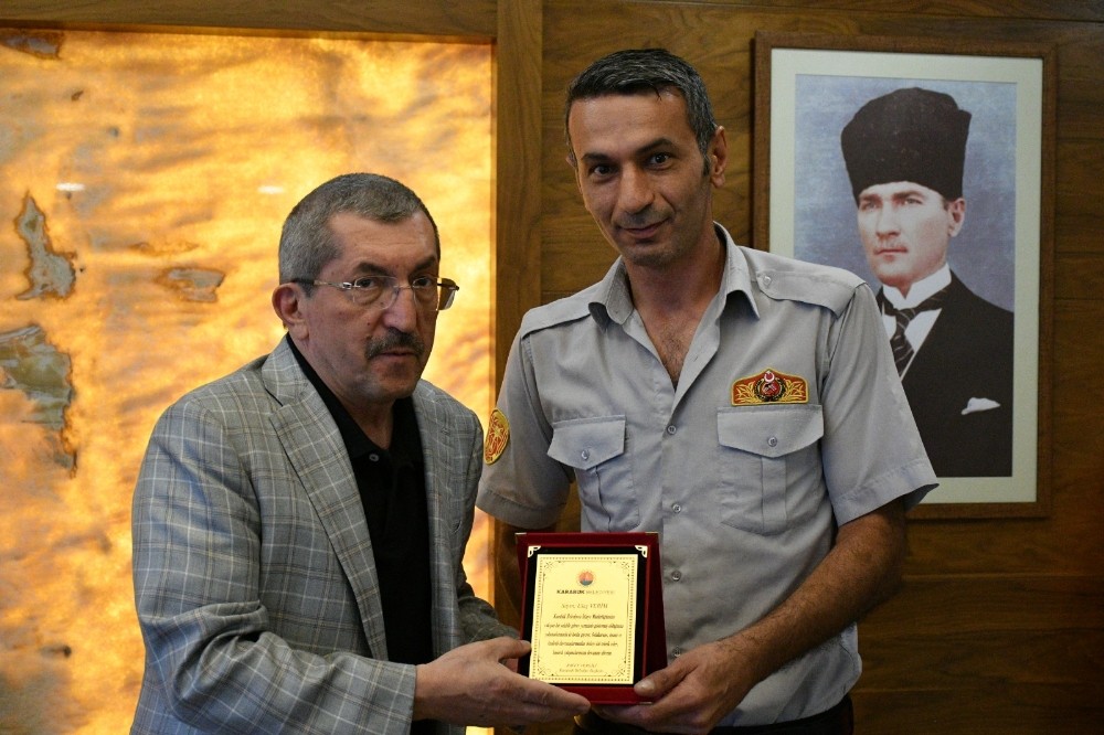 Yangında bebeği kurtaran itfaiyecilere plaket 