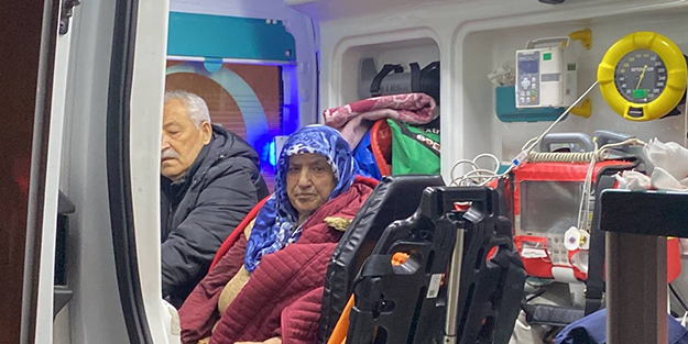 Yangında dumandan etkilenen kadın hastaneye kaldırıldı