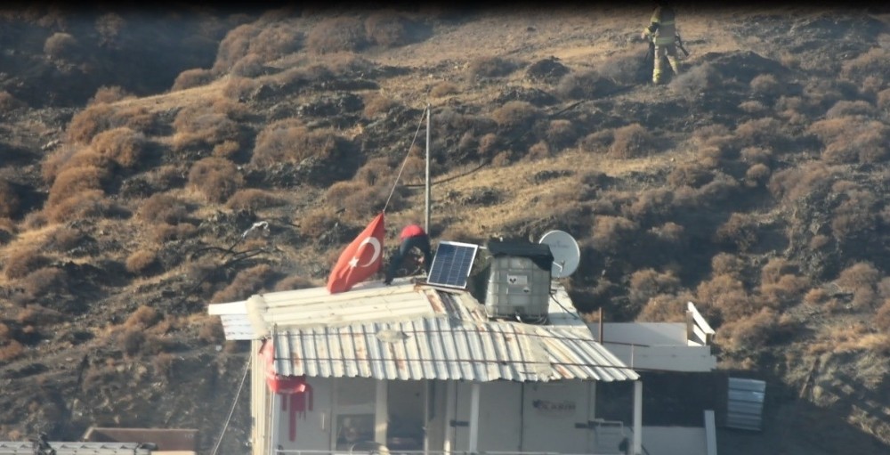 Yangında eşyalarını bıraktı, Türk bayrağını kurtardı 