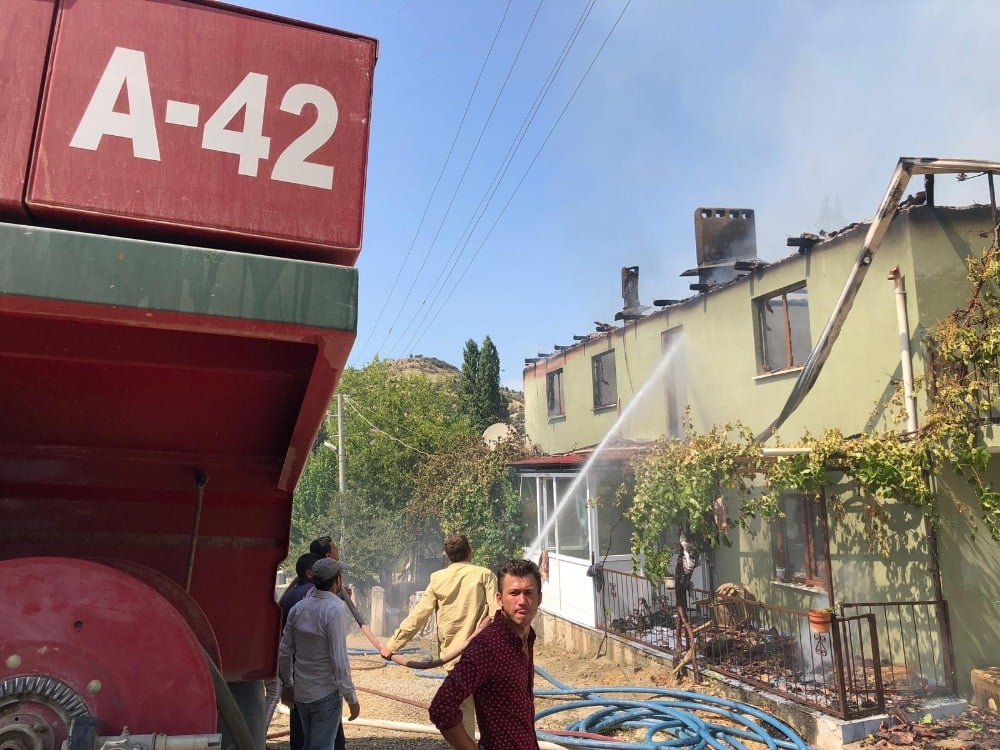 Yangında ev kullanılmaz hale geldi 