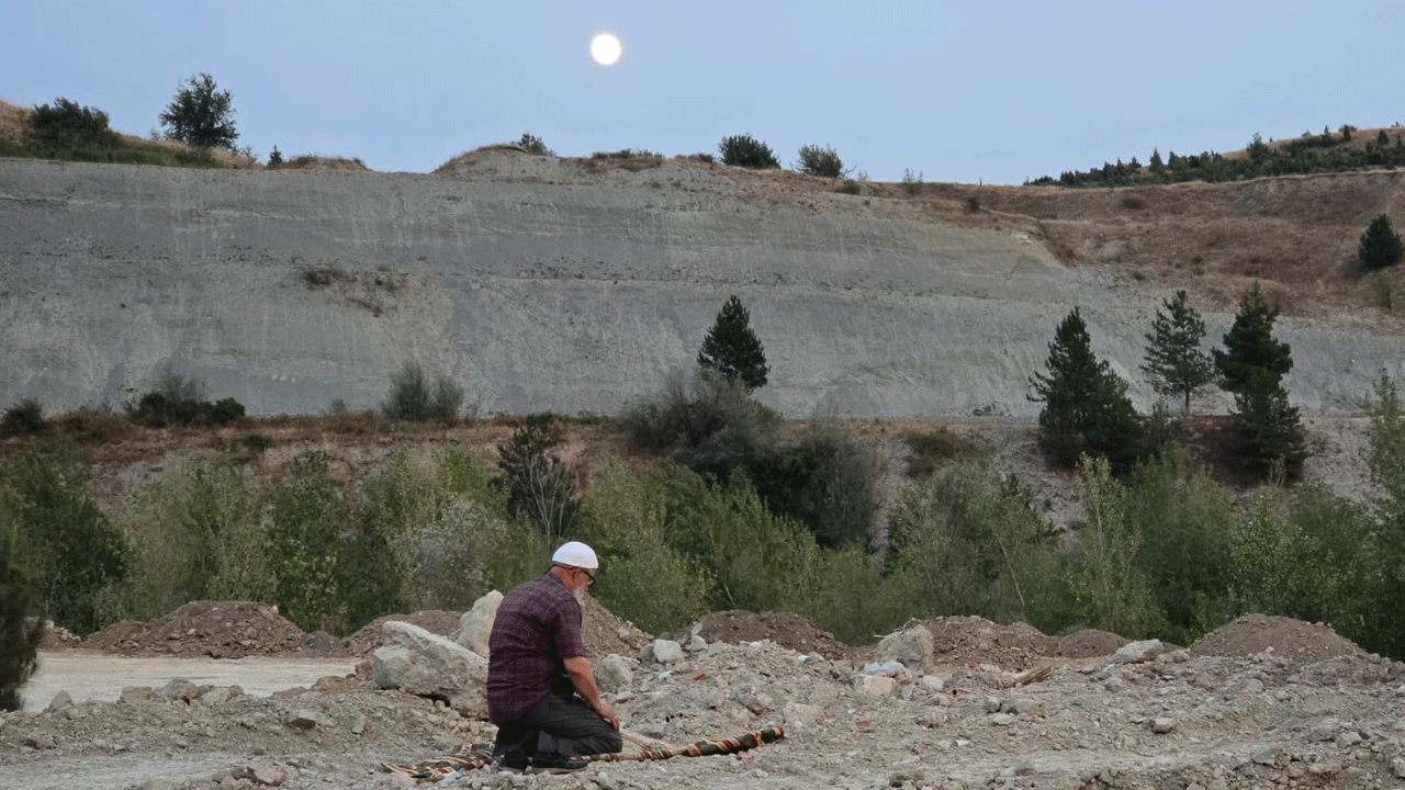  Yangında evini terk edip karşı tepede namazını kıldı: Allah’tan gelen başımız üstüne!