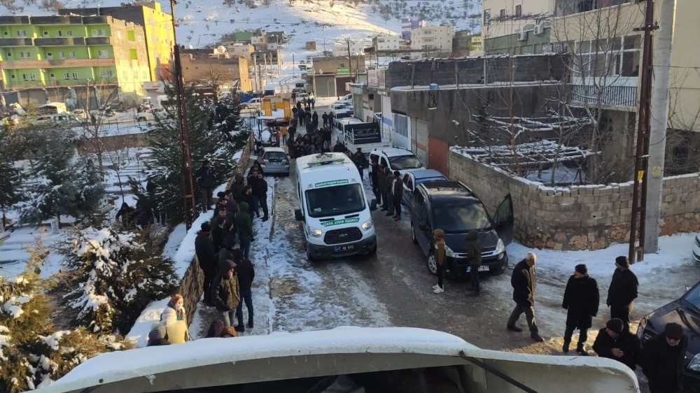 Yangında hayatını kaybeden 3 kardeş aynı mezarlığa gömüldü 