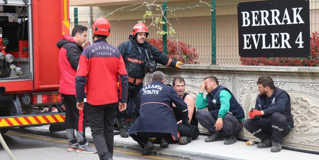Yangında hayatını kaybeden itfaiyecinin alevlerin arasına düşme anı kamerada!
