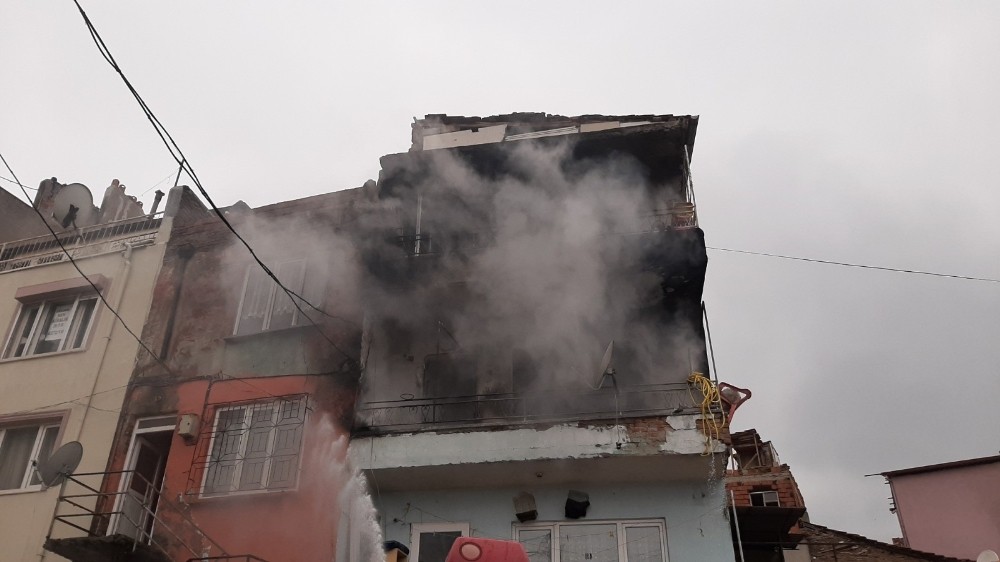 Yangında iki ev kullanılamaz hale geldi 