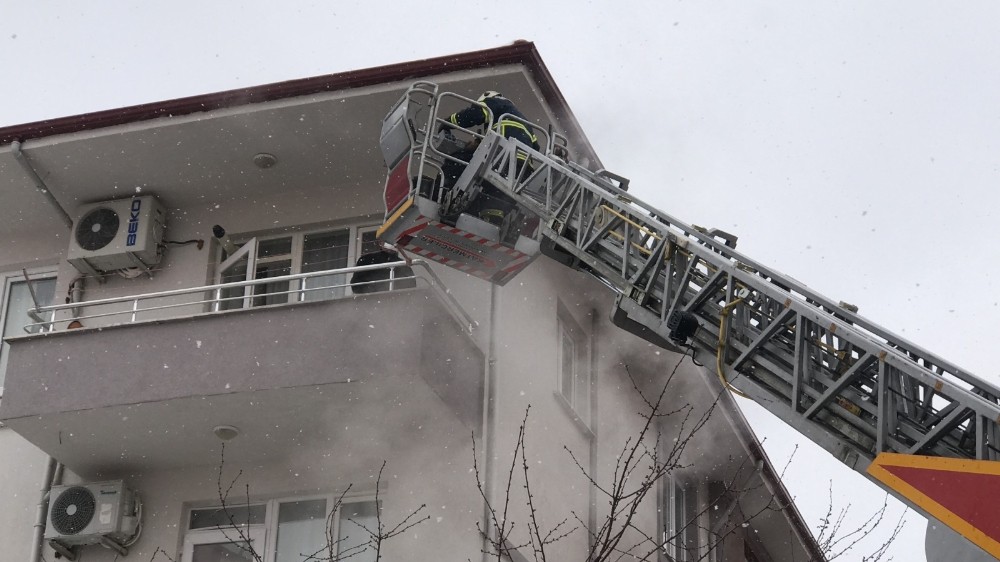 Yangında mahsur kalan 7 kişiyi itfaiye ekipleri kurtardı 