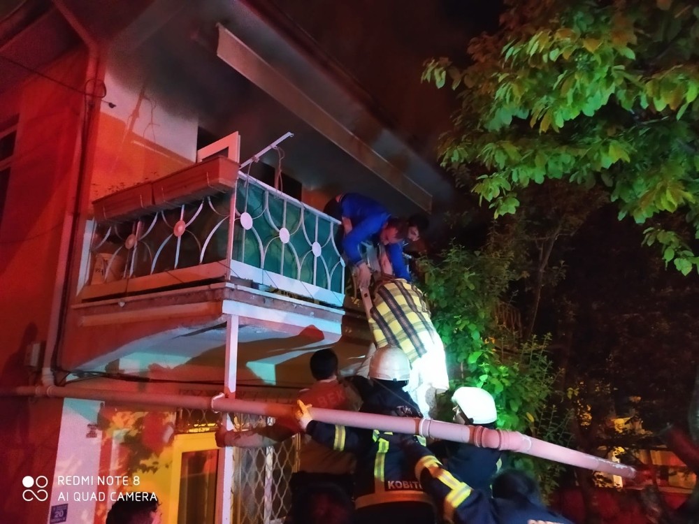Yangında mahsur kalan çifti itfaiye kurtardı 