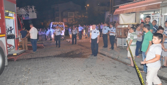 Yangında mahsur kalan genç çifti komşuları kurtardı