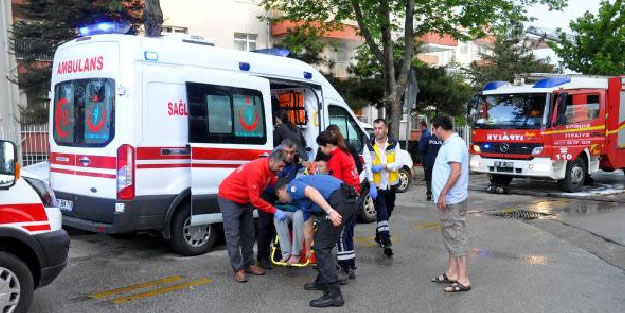 Yangında mahsur kalan yaşlı çift ve bakıcılarını itfaiye kurtardı