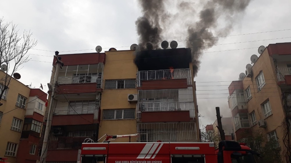 Yangında mahsur kalanlar 2 kişi son anda kurtarıldı 