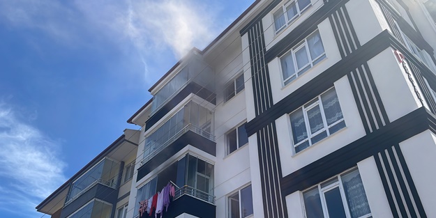 Yangında mahsur kaldılar! 2 kardeşi itfaiye kurtardı