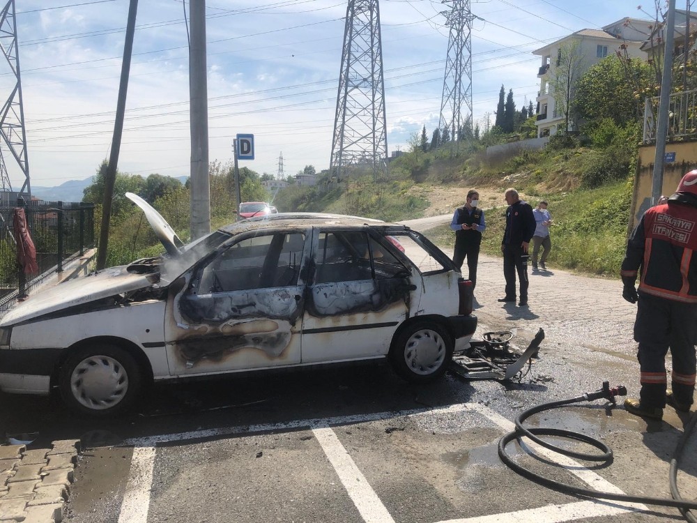 Yangında otomobil kullanılmaz hale geldi 