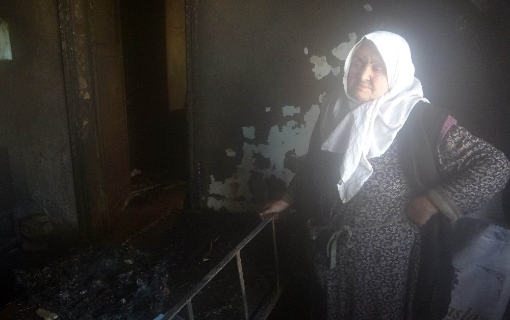 Yangın’da tüm eşyaları yanan yaşlı kadın yardım eli uzatılmasını bekliyor 