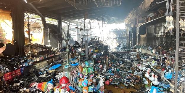 Yangında üç iş yeri kullanılamaz hale geldi