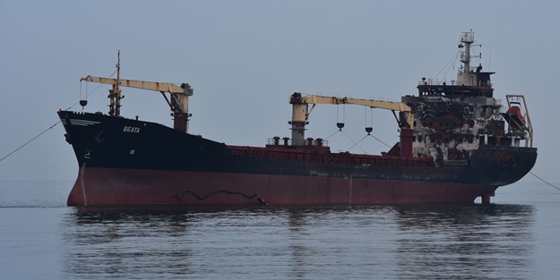 Yangında zarar gören gemi tersaneye getirildi