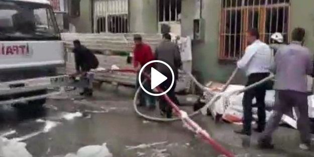 Yangından imece usulü malzeme kurtardılar