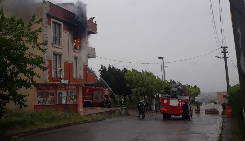 Yangından kaçarak çatıya sığınan 5 kişiyi itfaiye kurtardı 
