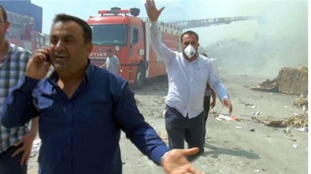 Yangını bırakıp gazetecilere saldırdılar