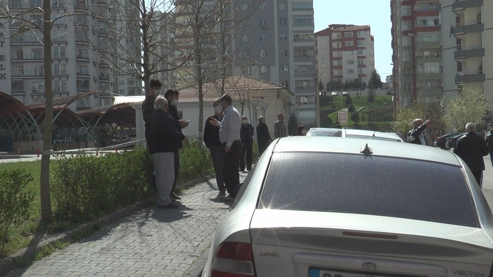 Yangını izlerken sosyal mesafeyi unuttular 