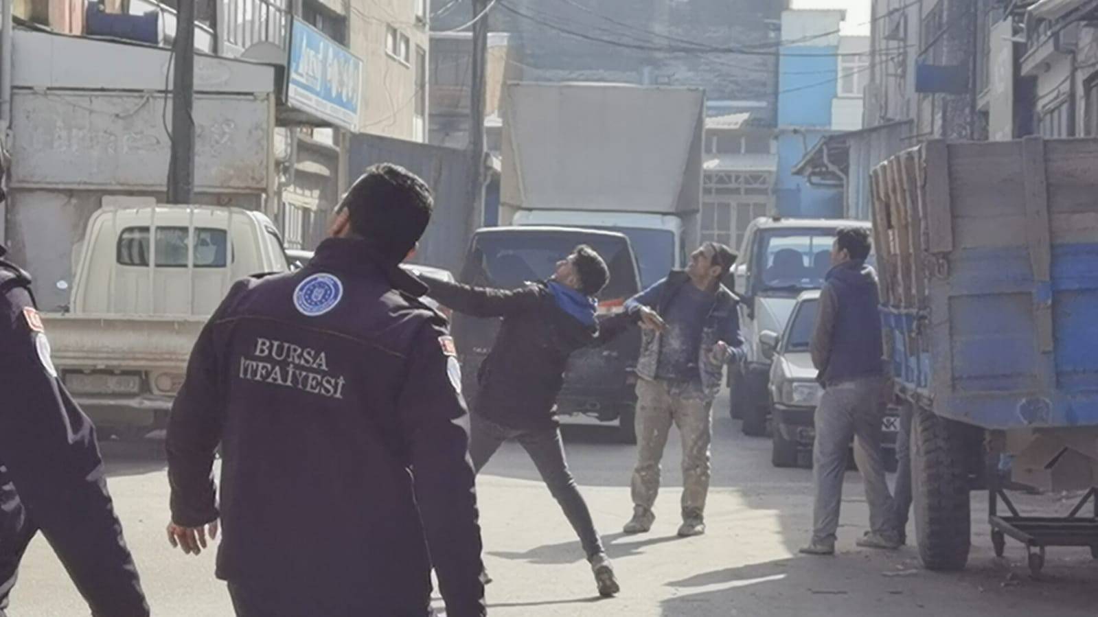 Yangını taşlarla söndürmeye çalıştılar! 30 tavuk telef oldu