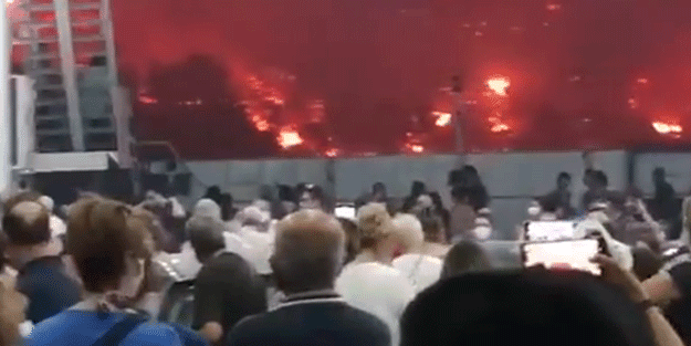 Yangınların devam ettiği Yunanistan'da ürküten görüntü!