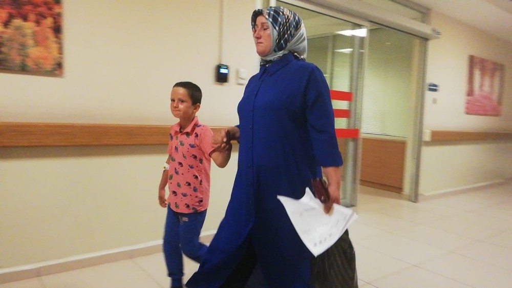 Yanıcı maddeyle oynarken yüzünden yaralandı 