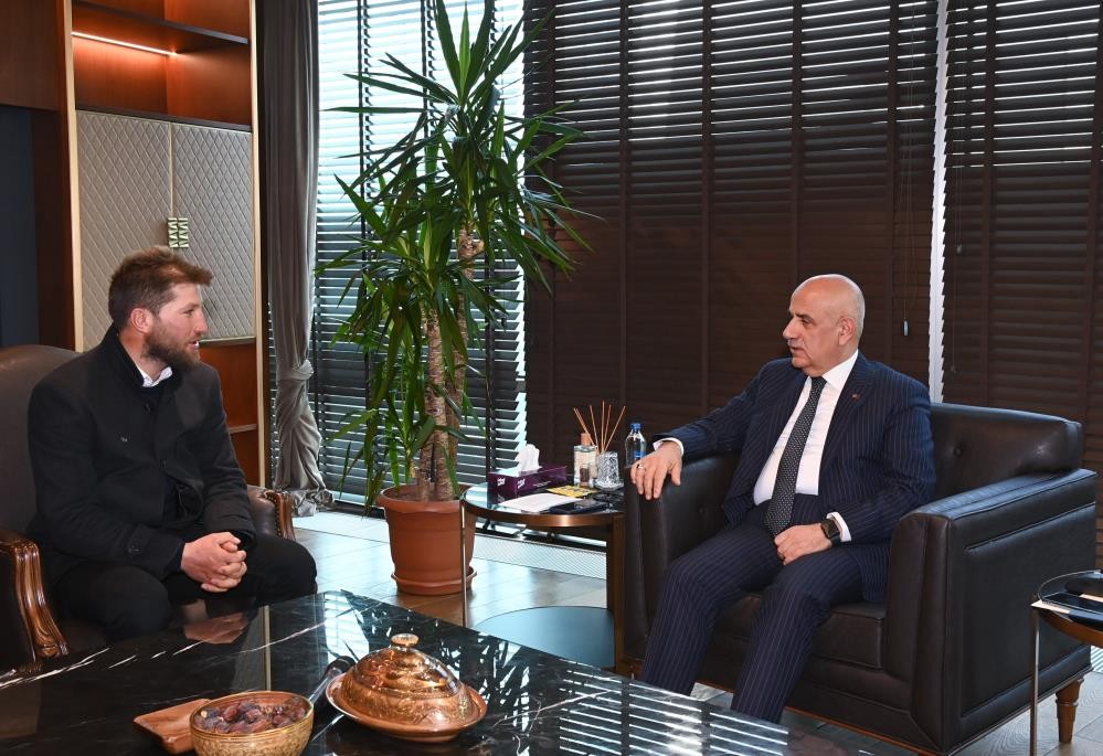 Yanık sesli çoban söyledi Bakan eşlik etti