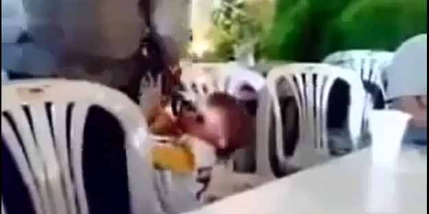 Yanında duran çocuk babasını vurdu!