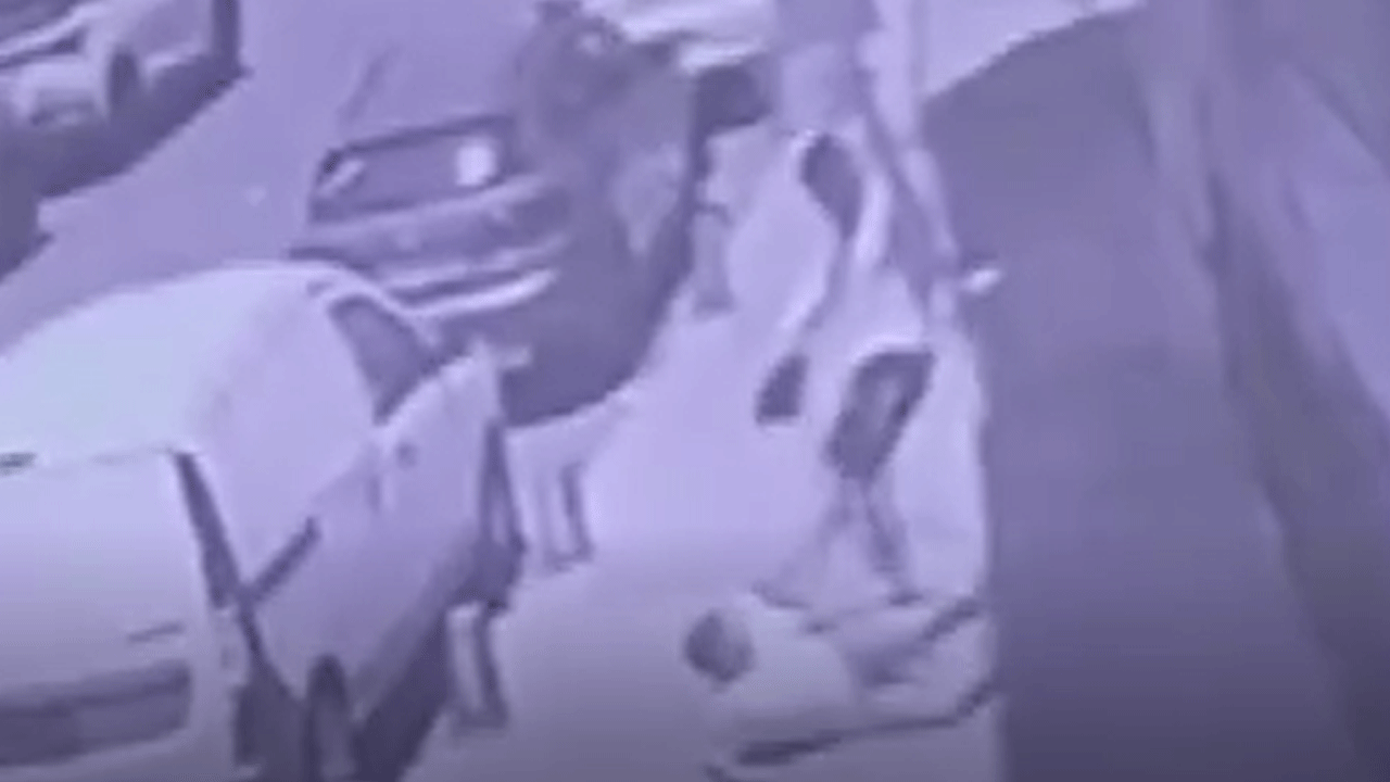 Yanındaki kadına çarptı diye engelli çocuğu tekme tokat döven alçak tutuklandı