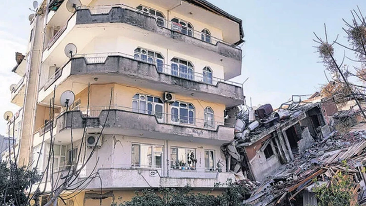 Yanındaki üzerine devrildi, onun saksıları bile düşmedi! O binanın sırrı meğer…