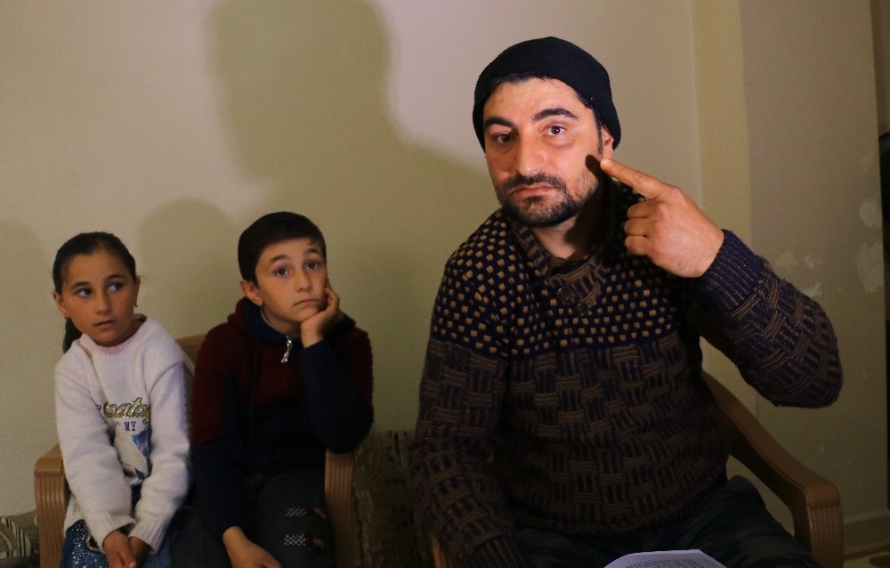 Yanlarında çalıştırdıkları işçiyi darp edip, kimliğine el koydular 