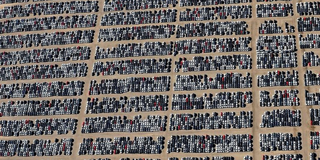 Yanlarından bile geçen yok! Otomobil çöplüğünden inanılmaz kareler